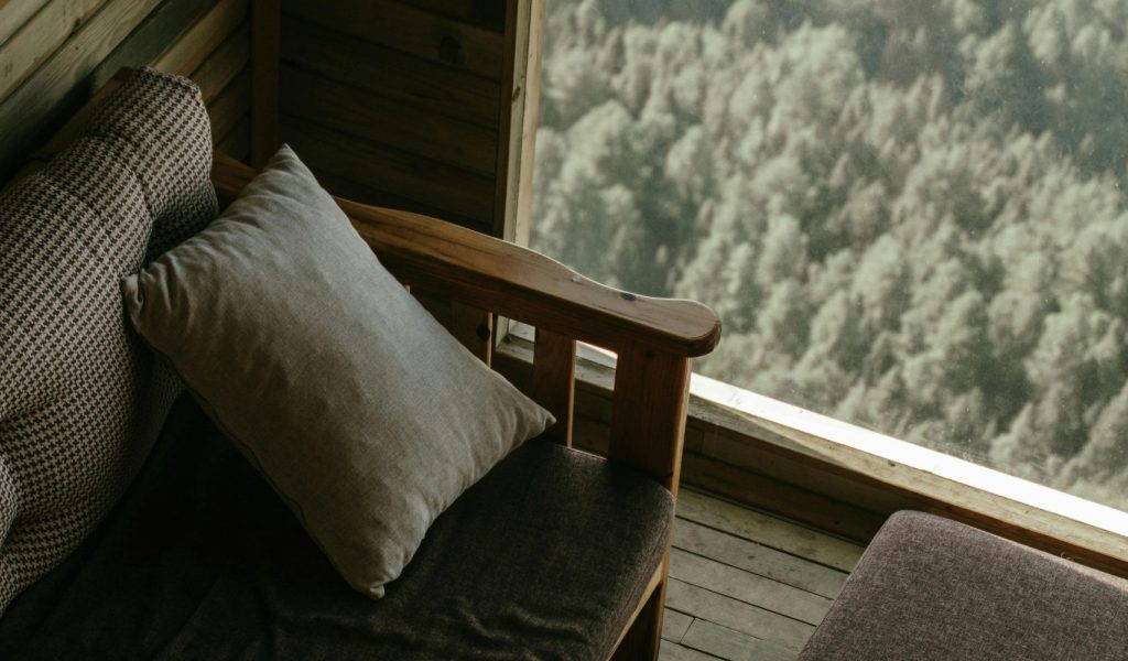 Inside of a mountain cabin, perfect for a staycation. Photo by UMUT DAĞLI
